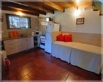 Comedor con vista al altillo y cocina