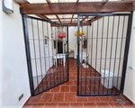 Dormitorio con cama matrimonial y aire acondicionado