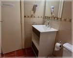 Quincho con parrilla y galería techada